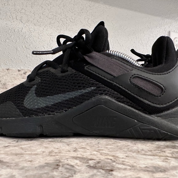 Nike Legend Essential Wmns Training Shoes Black Sz 7 - Picture 6 of 7